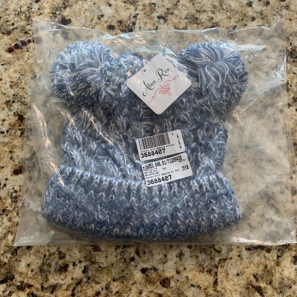 🎉HOST PICK🎉~❄️Knit Beanie w/ Pom-Pom - Picture 2 of 3